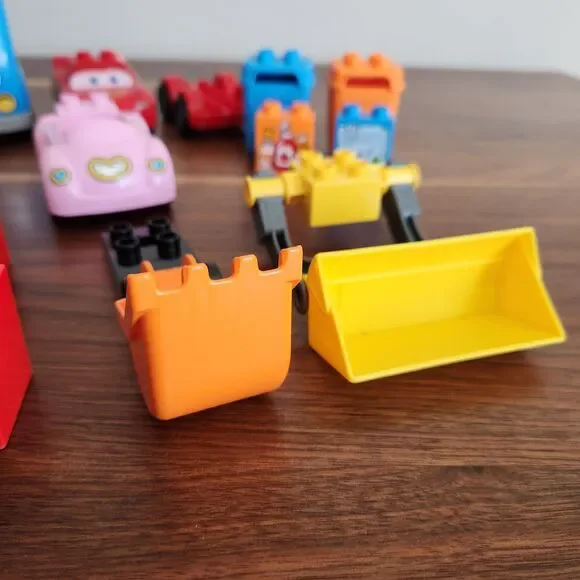 Lego Duplo Lot of 24 Pieces Construction Vehicles Garbage Cans Cars People - Picture 6 of 7